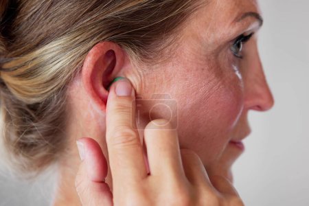 Téléchargez les photos : Protection des oreilles contre le bruit à l'aide de bouchon d'oreille. Aide au sommeil - en image libre de droit