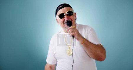 Téléchargez les photos : Music Party Star Dans les lunettes de soleil avec microphone. L'homme sur scène - en image libre de droit