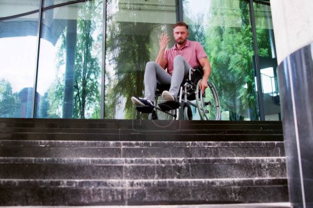 Téléchargez les photos : Homme paralysé ayant un handicap Problème d'accès aux escaliers - en image libre de droit