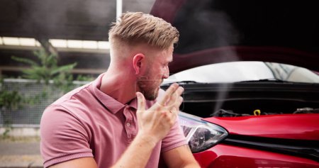 Téléchargez les photos : Blesser la douleur au cou et le stress près de fumer la voiture après un accident - en image libre de droit