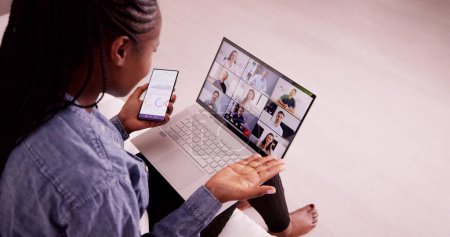 Téléchargez les photos : Visionner le webinaire d'affaires par vidéoconférence sur ordinateur - en image libre de droit