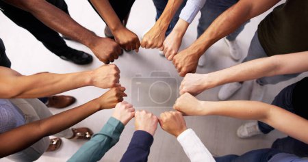 Téléchargez les photos : Team Hands In Circle. Égalité raciale Esprit - en image libre de droit