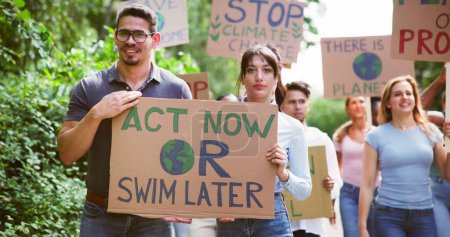 Foto de Activismo por el Medio Ambiente Terrestre. Gente con banners de cambio verde - Imagen libre de derechos