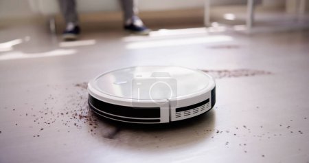 Téléchargez les photos : Technologie électrique de robot d'aspirateur à la maison moderne - en image libre de droit