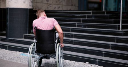 Foto de Hombre Paralizado con Problema de Acceso a Escaleras de Discapacidad - Imagen libre de derechos