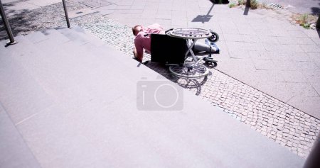 Foto de Accidente de caída de silla de ruedas. Triste hombre de dolor - Imagen libre de derechos