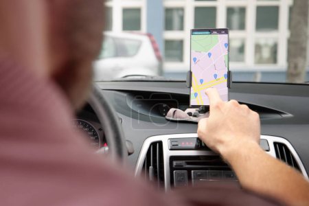 Téléchargez les photos : Voiture avec cartes de navigation GPS sur téléphone portable écran tactile - en image libre de droit