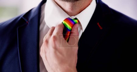 Foto de Homosexual Empresario Usando Arco Iris Corbata en Oficina Amistosa LGBT - Imagen libre de derechos
