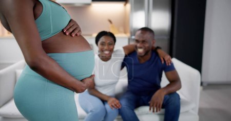 Leihmutter vor glücklichem afrikanischen Paar