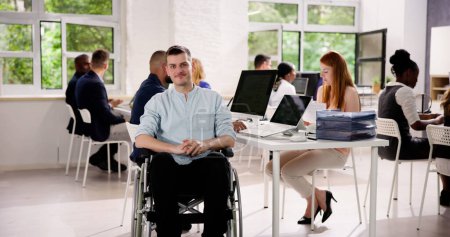 Téléchargez les photos : Les gens d'affaires handicapés en milieu de travail au bureau. Équipe de travailleurs - en image libre de droit