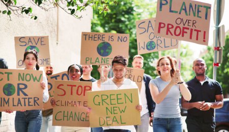 Téléchargez les photos : Earth Environment Activism. Les gens avec des bannières de changement vert - en image libre de droit