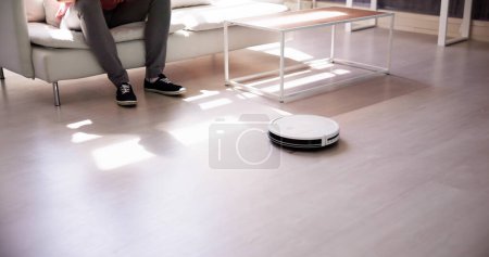 Casa Robot Cleaner Hacer tareas domésticas cerca del sofá