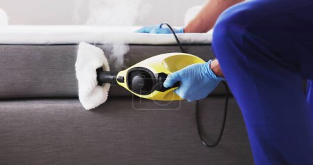 Téléchargez les photos : Nettoyage de lutte antiparasitaire de punaise de lit utilisant la machine à vapeur - en image libre de droit