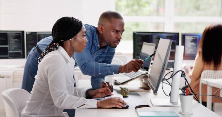 Téléchargez les photos : Équipe d'affaires africaine travaillant sur ordinateur. Développement d'applications logicielles - en image libre de droit