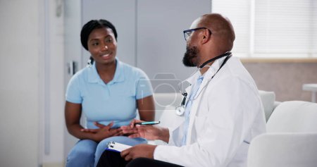 Foto de Médico africano hablando con paciente. Tratamiento del seguro médico - Imagen libre de derechos