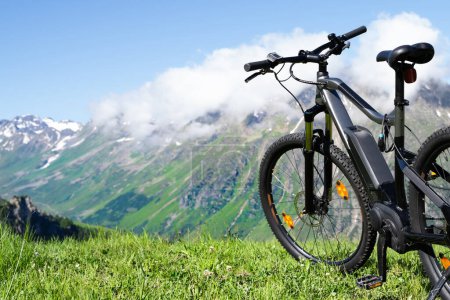 Foto de E Bike en Austria. Ciclismo Ebike en las montañas - Imagen libre de derechos