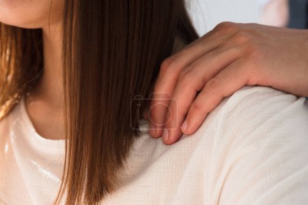Téléchargez les photos : Homme d'affaires sexuellement harcelant collègue féminine en touchant son épaule - en image libre de droit