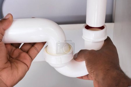 Foto de Primer plano de tubería de fregadero de montaje de fontanero en la cocina en casa - Imagen libre de derechos