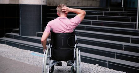 Téléchargez les photos : Homme paralysé ayant un handicap Problème d'accès aux escaliers - en image libre de droit