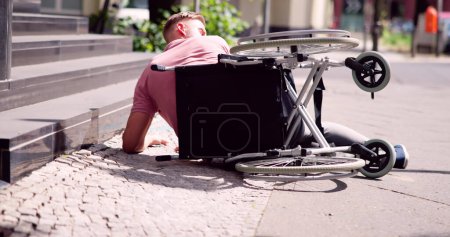 Téléchargez les photos : Accident d'automne en fauteuil roulant. homme triste dans la douleur - en image libre de droit