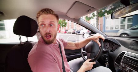 Téléchargez les photos : Car Driving Reverse Accident Fear. Conduire l'homme à l'intérieur - en image libre de droit