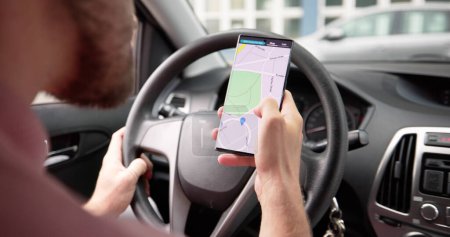 Téléchargez les photos : Voiture avec cartes de navigation GPS sur téléphone portable écran tactile - en image libre de droit