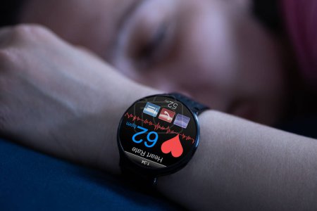 Téléchargez les photos : Moniteur portable de fréquence cardiaque de suivi de sommeil Smartwatch au lit - en image libre de droit