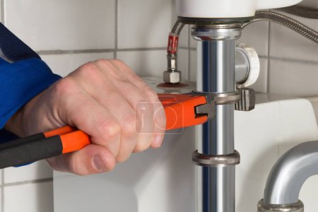 Nahaufnahme von männlichen Klempner Reparatur Waschbecken im Badezimmer