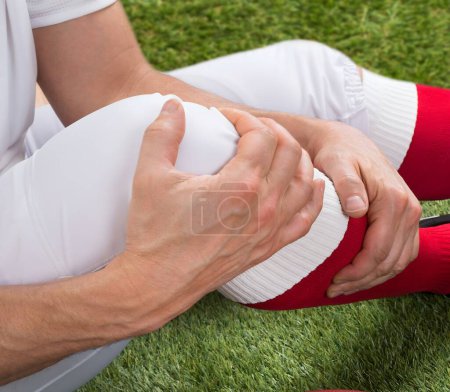 Téléchargez les photos : Gros plan du joueur de football américain blessé sur le terrain - en image libre de droit
