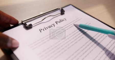 Foto de Aviso de Política de Privacidad y Acuerdo Legal. Mujer lectura contrato - Imagen libre de derechos