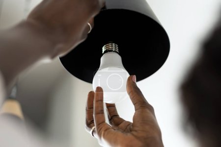Téléchargez les photos : Changement électrique d'ampoule LED dans la lumière à la maison - en image libre de droit
