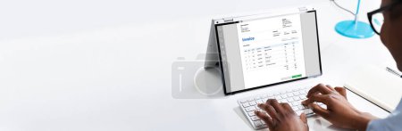 Foto de Declaración de factura electrónica digital en línea sobre el ordenador portátil híbrido - Imagen libre de derechos