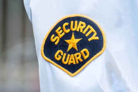 Primer plano de un guardia de seguridad masculino en uniforme
