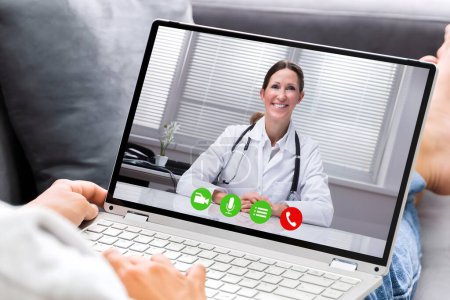 Téléchargez les photos : Télémédecine Appel vidéo au médecin sur ordinateur portable - en image libre de droit