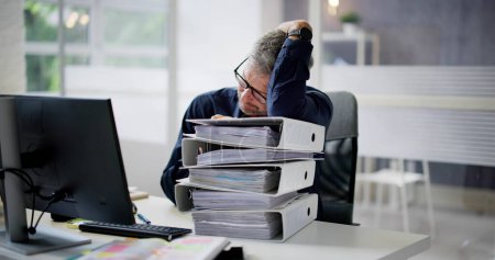 Foto de Contador adicto al trabajo Empresario con dolor de cabeza y estrés - Imagen libre de derechos