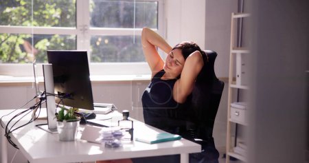 Téléchargez les photos : Advisor Woman Relaxing In Office Chair At Desk - en image libre de droit