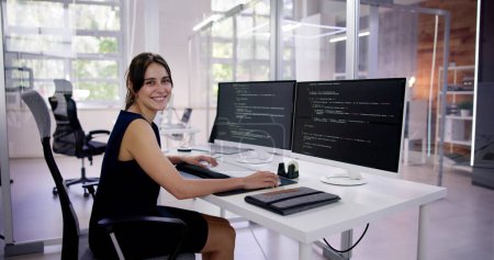 Foto de Programador Mujer Codificación en múltiples pantallas de ordenador - Imagen libre de derechos