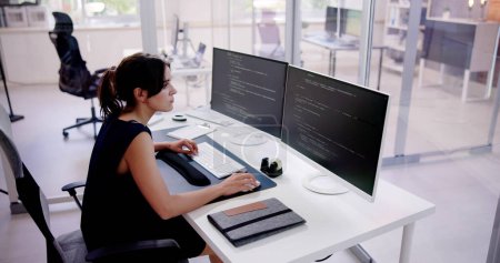 Foto de Programador de software o mujer codificadora usando computadora de oficina - Imagen libre de derechos