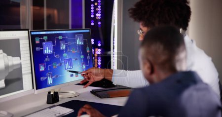 Téléchargez les photos : Les ingénieurs afro-américains surveillent le lieu de travail industriel sur ordinateur - en image libre de droit