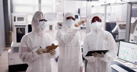 Foto de Fábrica y trabajadores de fabricación de semiconductores estériles en cobertores - Imagen libre de derechos