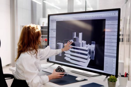 Foto de Ingeniero que hace el diseño 3D del modelo del CAD en la computadora en fábrica - Imagen libre de derechos