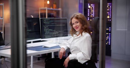 Téléchargez les photos : Programmeur femme codage sur ordinateur. Coder fille - en image libre de droit