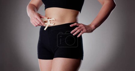 Téléchargez les photos : Gros plan d'une athlète mesurant sa graisse corporelle avec étrier dans le gymnase - en image libre de droit