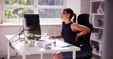 Téléchargez les photos : Douleur au dos mauvaise posture femme assise au bureau - en image libre de droit