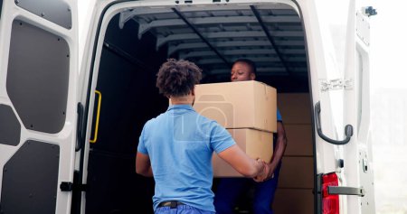 Téléchargez les photos : Service de déménagement et de livraison de meubles. Enlèvement de maison - en image libre de droit