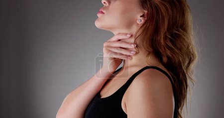 Foto de La garganta duele los problemas. Dolor o lesión en el cuello - Imagen libre de derechos