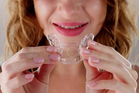 Téléchargez les photos : Garde de nuit dentaire claire d'alignement pour des dents - en image libre de droit