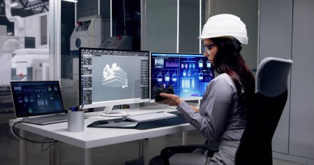 Foto de Ingeniero que hace el diseño 3D del modelo del CAD en la computadora en fábrica - Imagen libre de derechos