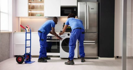 Téléchargez les photos : Livraison d'appareils de machine à laver Services à domicile et réinstallation - en image libre de droit