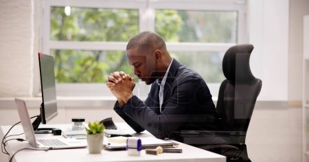 Téléchargez les photos : African American Man Priant. Dieu cherche la prière - en image libre de droit